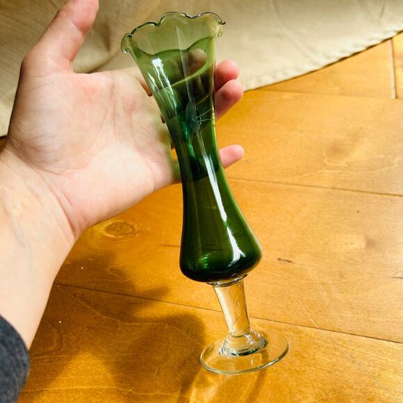Vintage etched green bud vase - Picture 2 of 9